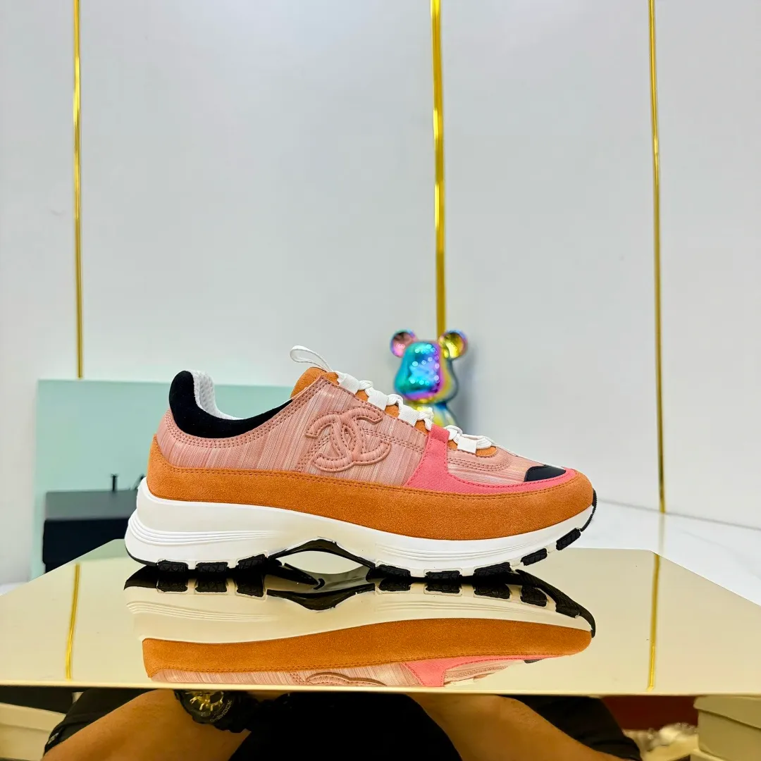 👟👟Ex-factory price 600👟👟High quality! ! ! CHANEL Chanel 25A latest thick-soled casual sports shoes. The counter is synchronized. The counter is very popular. It is a shoe that is very difficult to buy. The most popular thick-soled casual shoes on the Internet. As you can imagine, the most popular thick-soled casual shoes can not be missed. It has both good looks and comfort. Simple and versatile. The thick sole increases the height and is super versatile. Whoever wears it will look better. Upper: cowhide stitching. Lining: breathable mesh. Outsole: TPU original outsole. Size: 35-41 👉